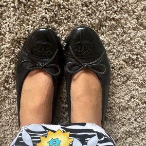 CHANEL Glossy Black Bow Flats